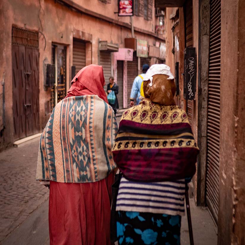signore marocchine a passeggio per la medina di marrakech